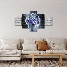 Obraz - Fioletowy motyl na ścianie (125x70 cm)