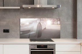 Panel szklany do Kuchni Srebrny Samochód na Miejskiej Ulicy