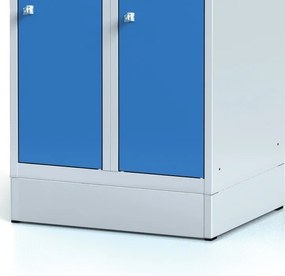 Metalowa szafka ubraniowa S7 na cokole, 2-drzwiowa, 1904 x 600 x 500 mm, zamek cylindryczny, drzwi niebieskie