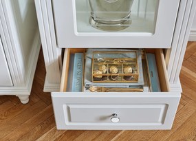 Stylowa witryna do salonu Elisabeth, wymiary 60x48x200 cm. 1-drzwiowa witryna szklana prawostronna, szuflada i szklane półki. Meble Victoria.