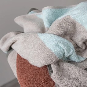 Miętowy ręcznik kąpielowy frotte z bawełny organicznej 70x133 cm Diagonal – Mette Ditmer Denmark