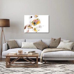 Obraz na szkle talerzy z owocami na stole (70x50 cm)