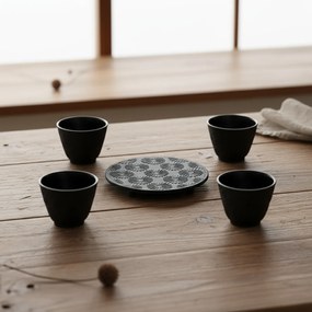 Dzbanek żeliwny z czarkami i podstawką KOGA, 1200 ml