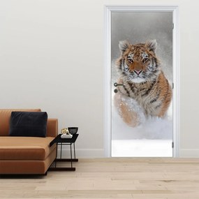 Fototapeta na drzwi - Biegnący tygrys po śniegu (95x205cm)