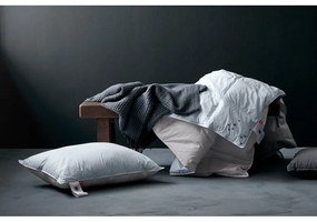 Poduszka wypełniona pierzem 50x70 cm Capella Low – Universe of Sleeping