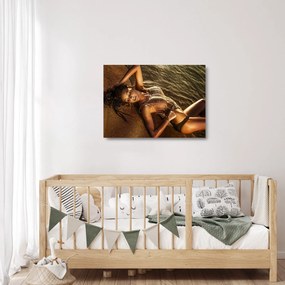 Obraz na szkle - kobieta leżąca na plaży (70x50 cm)