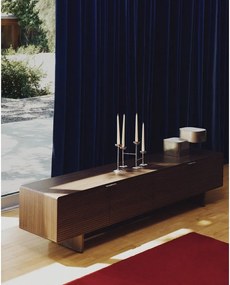 Ciemnobrązowa szafka pod TV w dekorze orzecha 200x46x40 cm Norlen – Kave Home