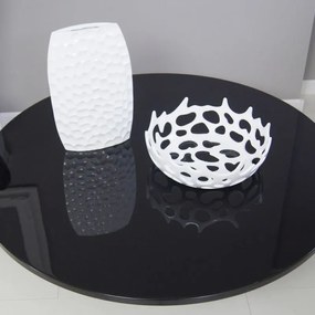 Czarny, okrągły stolik, wysoki połysk, styl modernistyczny.