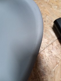 PROMOCJA Jasnoszare krzesło BALI MARK z czarnymi nogami II. gatunek