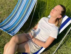 Składane leżak plażowy SAND, niebieskie paski