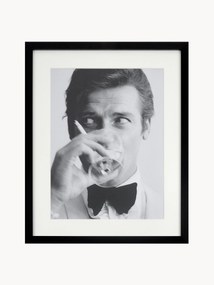 Oprawiony druk cyfrowy James Bond Drinking, 30 x 40 cm