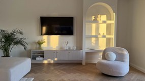 Szafka RTV wisząca Vesper 3D 187 cm - kaszmir / złote uchwyty