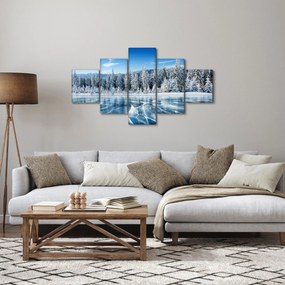 Obraz zamarzniętego jeziora i pokrytych śniegiem drzew (125x70 cm)