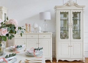 Stylowa 2-drzwiowa witryna do salonu Coco, wymiary 100x207 cm, kolor ecru. Szklane półki, ozdobny gzyms. Francuski styl, meble La Perle.