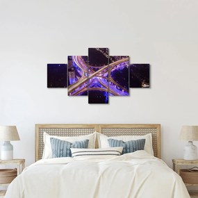 Obraz dużego skrzyżowania w nocy (125x70 cm)