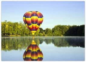 Obraz na szkle - balon na ogrzane powietrze nad jeziorem (70x50 cm)