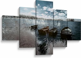 Obraz - Drewniane łodzie na jeziorze (125x70 cm)