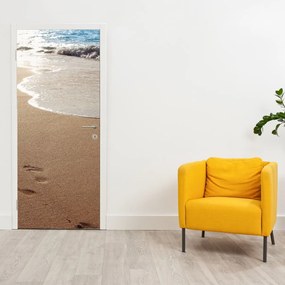 Fototapeta na drzwi - Ślady stóp na piasku i morzu (95x205cm)