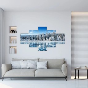 Obraz zamarzniętego jeziora i pokrytych śniegiem drzew (125x70 cm)