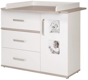 Biała niska komoda dziecięca w dekorze wiązu z przewijakiem 117x102 cm Moritz – Roba