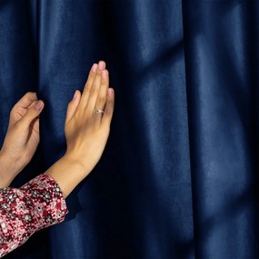 Ciemnoniebieska aksamitna zasłona częściowo zaciemniająca (dimout) 140x270 cm Eyelets – Restilo