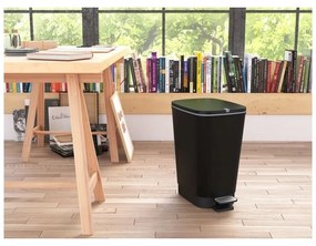 Plastikowy kosz na śmieci z pedałem w kolorze matowej czerni 45 l Chic Bin – KIS