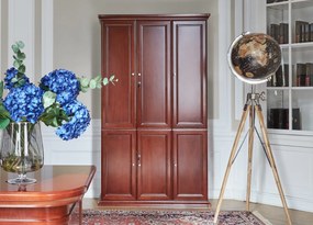 Elegancka szafa biurowa fornirowana drewnem, kolor koniaku. Drzwi mają pełne fronty wykończone płyciną, są zamykane na kluczyk. Wymiary szafy 120x40x220 cm.