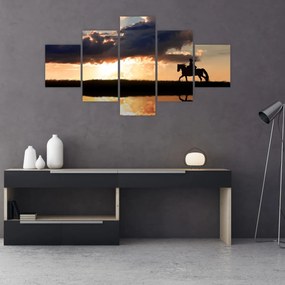 Obraz - Jeździec na koniu o zachodzie słońca (125x70 cm)