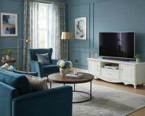 Stylowa szafka pod telewizor Anastasia, w kolorze ecru, wymiary 160x60 cm. Szafka rtv ma cokół z motywem róży, ornamentowe gałki. Francuski styl, kolekcja La Perle.