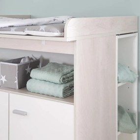 Biała niska komoda dziecięca w dekorze dębu z przewijakiem 117x98 cm Julia – Roba