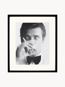 Oprawiony druk cyfrowy James Bond Drinking, 30 x 40 cm