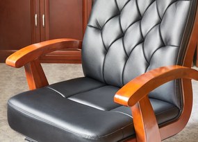 Elegancki fotel gabinetowe Consul tapicerowany skórą naturalną w kolorze brązowym, czarnym lub kremowym. Fotel ma drewnianą ramę i podłokietniki, mechanizm tilt, jest wygodne i solidnie wykonane.