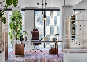 Wysokiej klasy fotel biurowy ergonomiczny Ergo 900 brązowy, tapicerowany skórą naturalną. Fotel biurowy skórzany.