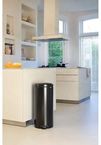 Stalowy kosz na śmieci z pedałem w kolorze matowej czerni 30 l NewIcon – Brabantia