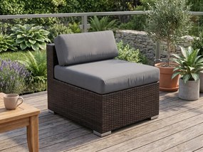 Siedzisko z brązowego technorattanu z szarą poduszką