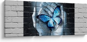 Obraz niebieskiego motyla na ścianie (z zegarem) (90x30 cm)