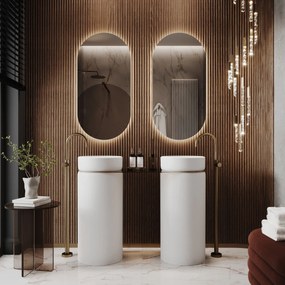 Dwie umywalki z konglomeratu wolnostojące okrągłe 85 x 40 cm RONA bez przelewu połączone półką szklaną | Różne kolory półki : Kolor szklanej półki - Niebieski, Kolor umywalki RONA - Biały matowy, Podłączenie syfonu - Do podłogi