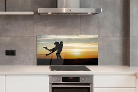 Panel szklany do Kuchni Ludzie na tle Wieczornych Chmur