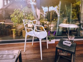 Brązowe krzesło plastikowe KATO