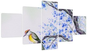 Obraz - ptak na drzewie z niebieskimi kwiatami (125x70 cm)