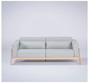 Niebieskoszara sofa z konstrukcją z litego drewna dębowego Gazzda Fawn, 210 cm