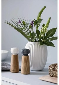 Młynek do przypraw z drewna dębowego z szaroniebieskim porcelanowym detalem Kähler Design Hammershoi, wys. 17,5 cm