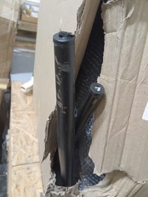 PROMOCJA Ciemnoszare aksamitne krzesło COMO z czarnymi nogami II gatunek