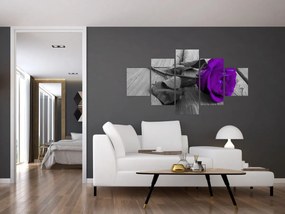 Obraz - Fioletowa róża z zieloną łodygą (125x70 cm)