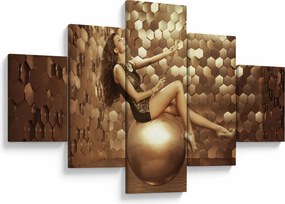 Obraz kobiety w złotym pokoju (125x70 cm)