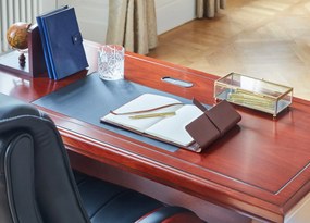 Biurko gabinetowe 120 lub 140 cm Presto. Biurko fornirowane drewnem, kolor koniak. W blacie znajduje się przelotka i skórzana wstawka. Do biurka można zamontować podwieszany kontenerek z szufladami.