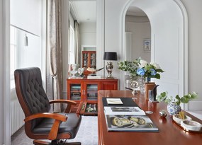 Elegancki fotel gabinetowe Consul tapicerowany skórą naturalną w kolorze brązowym, czarnym lub kremowym. Fotel ma drewnianą ramę i podłokietniki, mechanizm tilt, jest wygodne i solidnie wykonane.