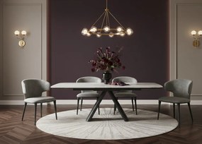 Elegancki stół z białym ceramicznym blatem na hartowanym szkle. Metalowa podstawa z czarnej stali nadaje mu nowoczesny charakter i wyjątkową trwałość.