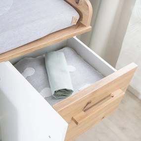Biała/w naturalnym kolorze komoda dziecięca w dekorze dębu z przewijakiem 118x103x79 cm Lion – Roba