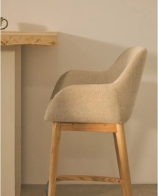 Beżowy tapicerowany hoker z podłokietnikami (wysokość siedziska 66 cm) Konna – Kave Home